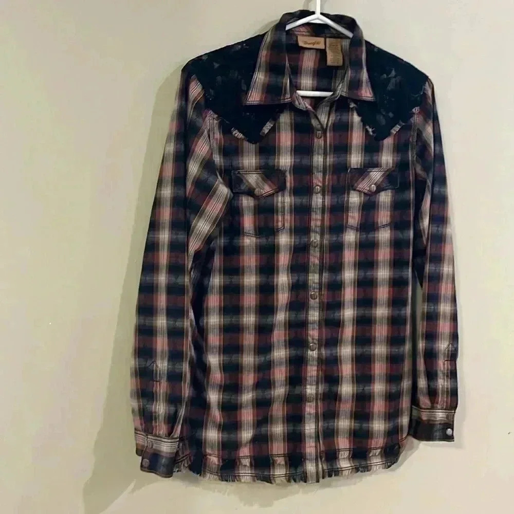 ❤️2/$50❤️[M] Cowgirl  Wrangler Snap button long sleeve plaid Shirt lace